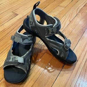 L.L. Bean adjustable Velcro closure straps 
Youth Kids Boys  size 2 Green Camo